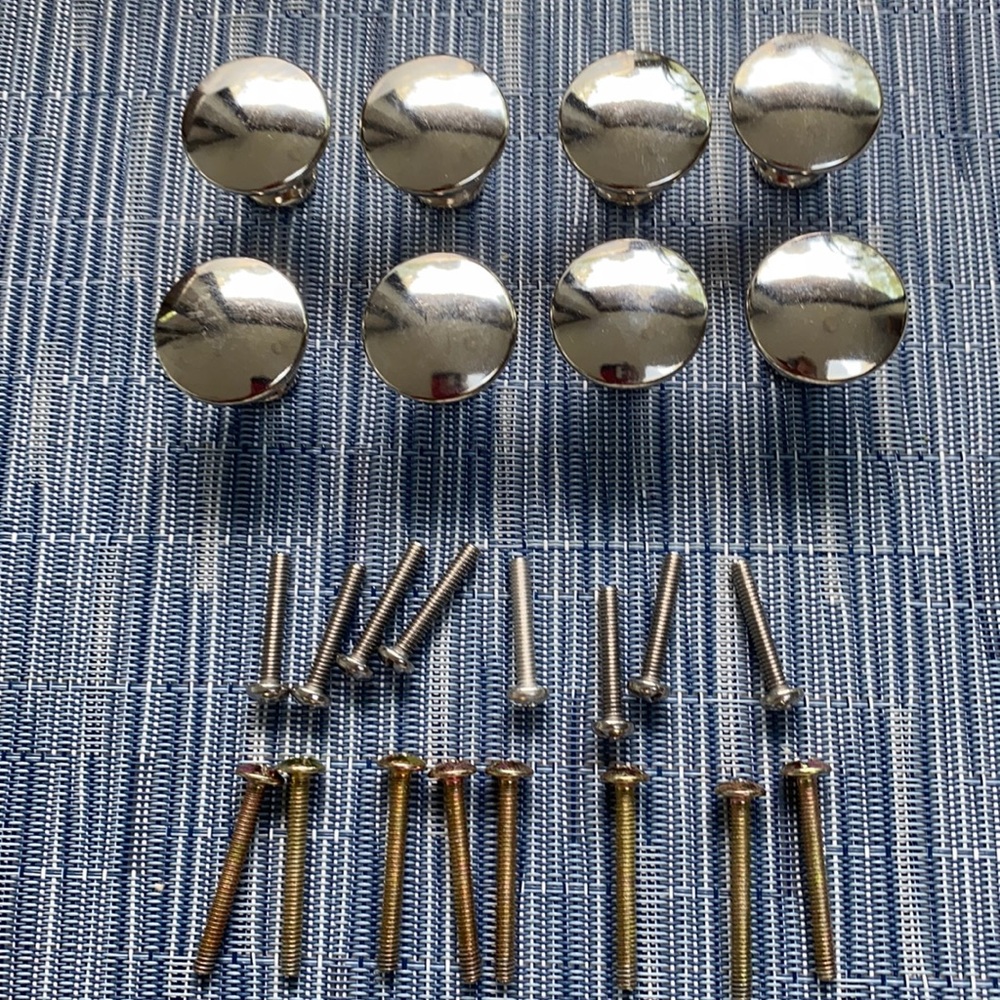 Set of 8 new pulls / knobs